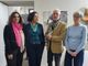Franco Senestro all’inaugurazione della mostra a None, con, da sinistra, Paola Difino, Caterina Greco e Loredana Brussino