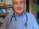 Il medico Lorenzo Fossat con il suo stetoscopio