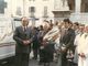 Il presidente di un tempo Aldo Fassino (accanto al labaro associativo), al centro la madrina Amalia Galetto e a lato il sindaco Emilio Bolla in piazza Santa Maria per l'inaugurazione della sede