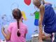 Gli alunni delle elementari al lavoro per il murale di piazza Giretti