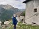 Mara Celegato che indica il tetto del Quartiere della Ridotta Belvedere del Forte Valli di Fenestrelle