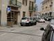 Rubano un armadio blindato con dei fucili in pieno centro a Torre Pellice nel giorno del mercato