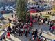 I bimbi che addobbano l'albero di Natale a Luserna San Giovanni
