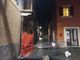 La strada chiusa per il crollo di un pezzo di un balcone