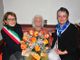 La sindaca Nadia Brunetto consegna i fiori a Olga Dema (foto di Massimo Bosco)