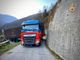 Si incastra con il tir sulla strada per Villasecca a Perrero [FOTO]