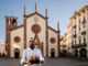 Davide Muro, davanti al Duomo di Pinerolo, con una sua creazione in mano (foto di Paolo Mantovan)