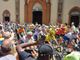 I ciclisti attraversano piazza San Donato a Pinerolo