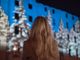 La natività del Botticelli dipinta dalla luce sulla facciata del Duomo di Pinerolo