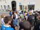Scoppia la protesta del curling di fronte al Comune di Pinerolo (FOTO e VIDEO)