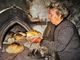 Una donna che sforna il pane a Pragelato