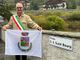 Il sindaco Massimo Marchisio di fianco al cartello della nuova piazza Guiot Bourg