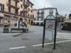 Un cartello preso a calci nella notte