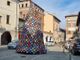 Il pino all’uncinetto in piazza Palazzo Civico