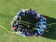 ragazzi abbracciati in un campo di calcio