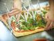 pizza tagliata con un attrezzo a rotella