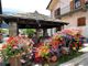 Scorcio di paese ricco di fiori