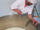 Un viaggio nel mondo del formaggio di capra, dove il rispetto per l’ambiente e per gli animali sposa tradizione e innovazione