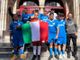 atleti con bandiera tricolore