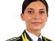 Donna in uniforme della Guardia di Finanza e gradi da capitano