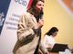 Donna che parla al microfono
