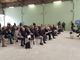 incontro con persone sedute su più file