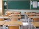 banchi di scuola in un'aula