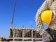 cantiere edile e uomo con caschetto protettivo