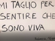 cartello scritto da giovane sofferente
