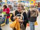 donna al supermercato