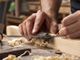 artigiano al lavoro sul legno
