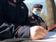 carabinieri compilano un verbale