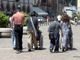 Persone in carrozzina con accompagnatori