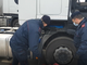 carabinieri perquisiscono un tir