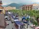 Festa di piazza con stand e bancarelle a Dronero