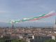 Le Frecce Tricolori abbracciano Torino: lo spettacolo nel cielo sopra piazza Vittorio [VIDEO]