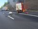 Una immagine del furgoncino avvolto dalle fiamme dopo l'incidente