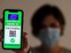 persona che mostra il green pass