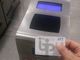mano mostra abbonamento gtt bip card davanti all'ingresso della metro