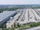 Polo logistico con camion parcheggiati e merci