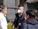 Comunità cinese dona mascherine alla Città della Salute, ma la foto di gruppo è un cattivo esempio