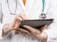 Medico con cartella in mano e stetoscopio