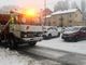 Mezzo spargisale con neve sulle strade