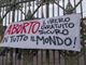 Manifesto pro aborto appeso a un cancello