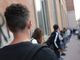 ragazzi in coda all'ingresso a scuola
