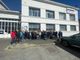 Lavoratori in sciopero all'esterno di un'azienda