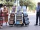 persone intorno a espositore