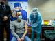 Un uomo riceve il vaccino anti Covid