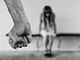 Pugno maschile e donna in posizione di difesa e timore