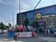 Otto ore di sciopero davanti al Lidl: “Chiediamo aumenti, non buoni spesa”